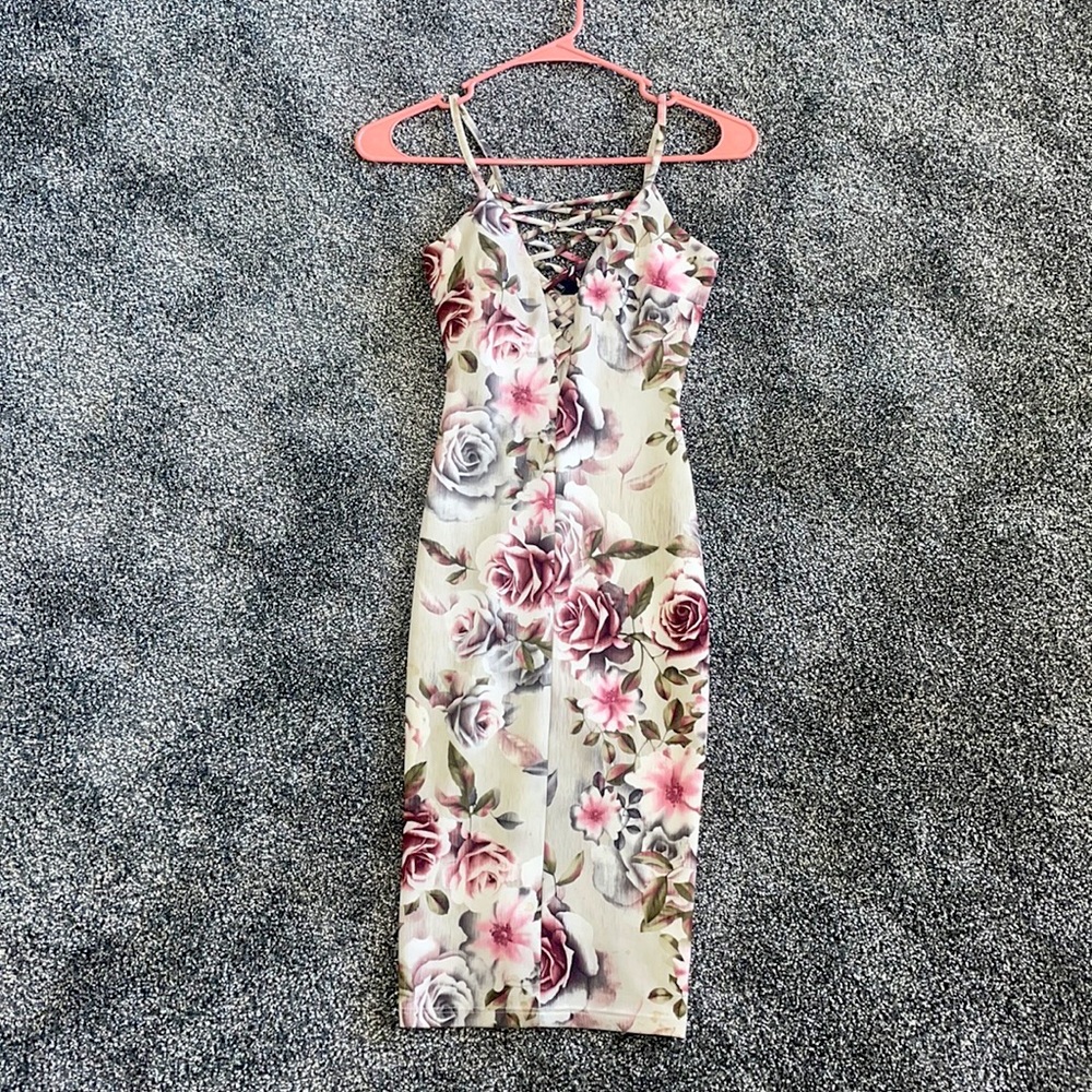 COPY - Beautiful flowery dress!